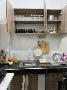 蒙巴萨Davkin Apartments的厨房配有水槽和台面