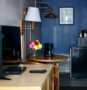 弗兰特罗亚尔Twi-Lite Inn的厨房配有一张桌子,上面放着花瓶