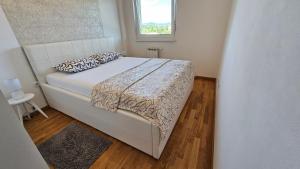 巴尼亚卢卡Apartman Filipović的一间小卧室,配有床和窗户