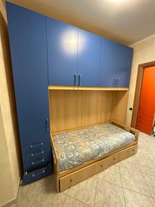 AviglianoB&b del corso的一间设有蓝色橱柜和一张床的小卧室
