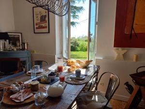 洛特河河畔圣利夫拉德L' Embellie sur Lot的窗户房间里一张桌子,上面有食物