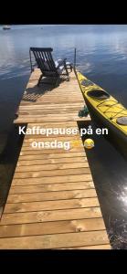 GuldborgHideaway Engvej的木船坞,船上有长凳和船