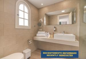福尔内利斯卡雷马俱乐部度假村的一间带水槽和镜子的浴室