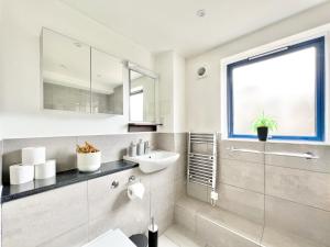 伦敦WEEKLY OR MONTHLY STAY - Relocation & Business - 4 Guests - By Hofin Stays Short Lets & Serviced Accommodation的一间带水槽和镜子的浴室