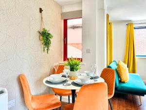 伦敦WEEKLY OR MONTHLY STAY - Relocation & Business - 4 Guests - By Hofin Stays Short Lets & Serviced Accommodation的一间带桌椅的用餐室