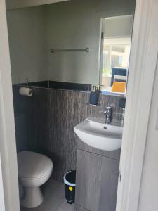 利兹Perfect for Professionals & Business Travellers - Leeds City Views - Monthly Offers!的一间带水槽和卫生间的浴室