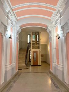 的里雅斯特Trieste 411 - Rooms & Apartments的大楼里一条空的走廊,有楼梯