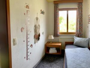 ErlbachWohlfühlherberge Weitblick的一间小卧室,配有床和窗户