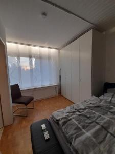 雷达-维登布吕克Willy und Gudrun的卧室配有床、椅子和窗户。