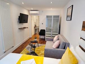 伦敦Camden Prime ApartHotel的带沙发和电视的客厅