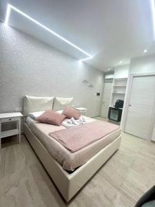 罗马Bobbio Holiday Rome的一间卧室配有带粉红色枕头的床。