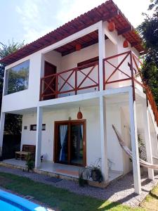 皮帕VILA ACONCHEGO GAMELEIRA的一座带游泳池的白色小房子