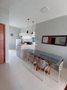 圣阿马鲁Dunas Residence Casa n16的厨房配有餐桌和椅子