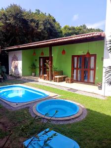 皮帕VILA ACONCHEGO GAMELEIRA的庭院中带游泳池的房子