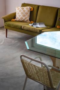阿尔热祖尔Water Views Casa Wan的带沙发和玻璃桌的客厅