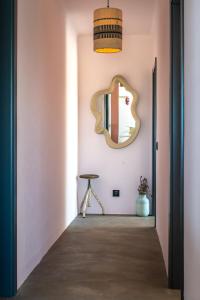 阿尔热祖尔Water Views Casa Wan的走廊上设有镜子和桌子