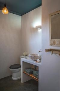 阿尔热祖尔Water Views Casa Wan的一间带卫生间和水槽的浴室