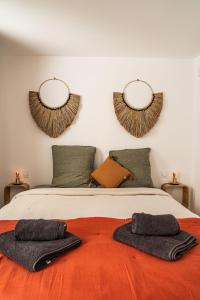 艾格-莫尔特Maison Arthur的一间卧室配有一张床,上面有两条毛巾