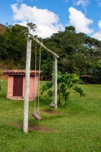康赛瓦托利亚Recanto da roça的院子里有空摆摆的摆架子