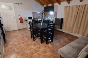 拉安戈斯图拉镇Blue House 5 Villa La Angostura的一间厨房,里面配有一张黑桌子和椅子