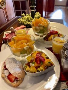 艾索The Old Liberty Schoolhouse的一张桌子,上面放着两盘早餐食品和一碗水果