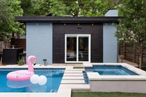 奥斯汀Pristine Pool Palace 6BR - Rainey St - 7min walk的一座带粉红色火烈鸟游泳池的房子