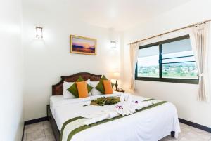 清孔湄公河滨酒店的卧室配有白色的床和窗户
