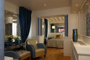 威尼斯Canaletto Luxury Suites - San Marco Luxury的一间卧室配有一张床、一张桌子和一把椅子