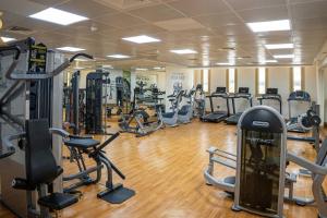 阿布扎比Your Luxurious 2BR Al Reem Escape at Mangrove Place的健身房拥有许多跑步机和机器