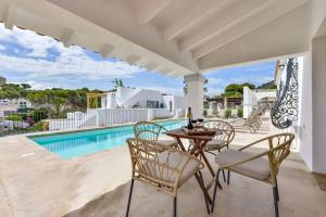 莫莱拉Villas Guzman - San Vicente的一个带桌椅的庭院和一个游泳池