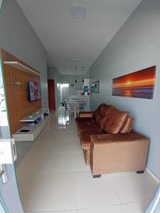圣阿马鲁Dunas Residence Casa n16的客厅配有棕色沙发和桌子