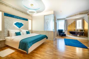 弗拉绍斯罗斯拉克内豪弗酒店的酒店客房配有一张床和浴缸。