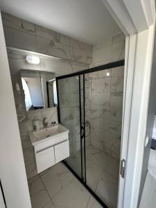 伊斯坦布尔Arena Resort Otel Kagıthane的一间带玻璃淋浴和水槽的浴室