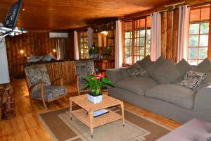 哈特比斯普特On Golden Pond - Mount Amanzi的客厅配有沙发和桌子