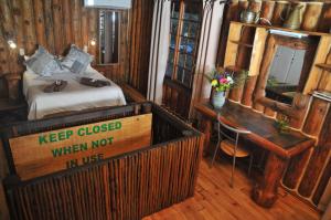 哈特比斯普特On Golden Pond - Mount Amanzi的一间卧室配有一张床和一张书桌