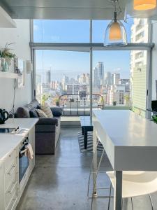 布宜诺斯艾利斯Hollywood Suites & Lofts的厨房和客厅,享有城市美景