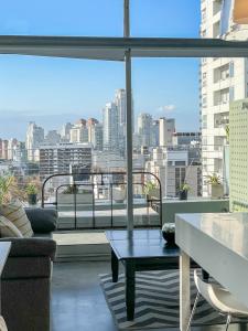 布宜诺斯艾利斯Hollywood Suites & Lofts的一间享有城市美景的客厅