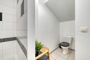 Apartment ground floor private garden in Villejuif的一间浴室