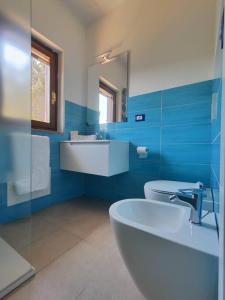 斯廷蒂诺Alma Ruia apartments的蓝色的浴室设有水槽和卫生间