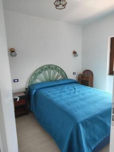 斯廷蒂诺Alma Ruia apartments的一间位于客房内的蓝色床卧室