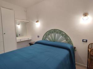 斯廷蒂诺Alma Ruia apartments的一间卧室配有蓝色的床和镜子
