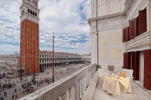威尼斯Canaletto Luxury Suites - San Marco Luxury的享有钟楼和街道的城市美景