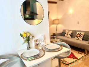 奥比埃Le cocon de la Chaîne des Puys & SPA Terrasse的客厅配有桌子和沙发