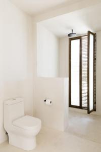 NabasVilla catalina Bora 2 Resort的白色的浴室设有卫生间和窗户。