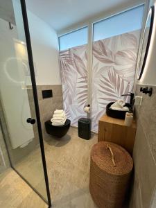 康斯坦茨Urban Lodges - Studio Apartments am Seerhein的带淋浴、盥洗盆和卫生间的浴室