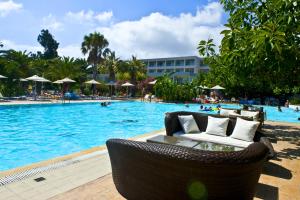 科斯镇太阳宫度假Spa酒店的一座带椅子的游泳池,位于度假村内