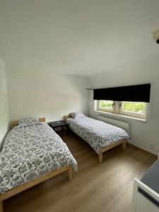 JodoigneLa Clé des Champs的一间卧室设有两张床和窗户。