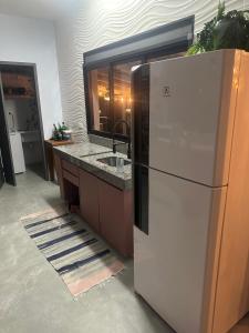 朱奎Casa térrea com acessibilidade em Juquehy com piscina aquecida e hidromassagem的厨房配有冰箱和水槽