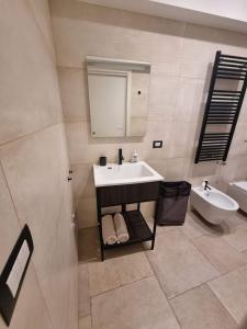 焦维纳佐Dimora San Michele的一间带水槽、卫生间和镜子的浴室
