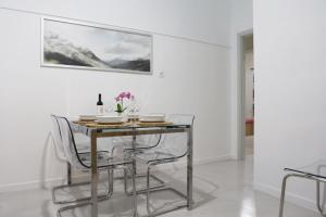 爱琴娜岛Nasos Aegina Apartment的一间带桌椅的用餐室